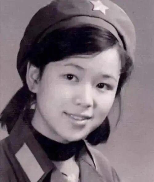 战地女神钟惠玲，老山前线一等功巾帼卫生员钟惠玲1965年生于云南大理，1983年