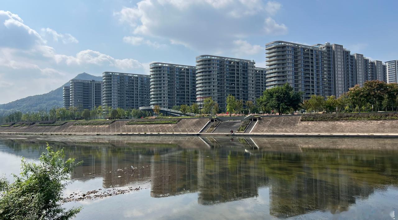 浙江的秋天太“陌生”！刚熬过超长夏天和一波速冻，近日全省多云，最高温温州文成达2