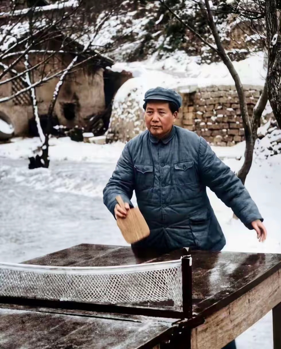 皑皑白雪铺满延安窑洞院落，身着厚棉衣的主席握着自制简易木球拍，在户外雪地打起乒乓