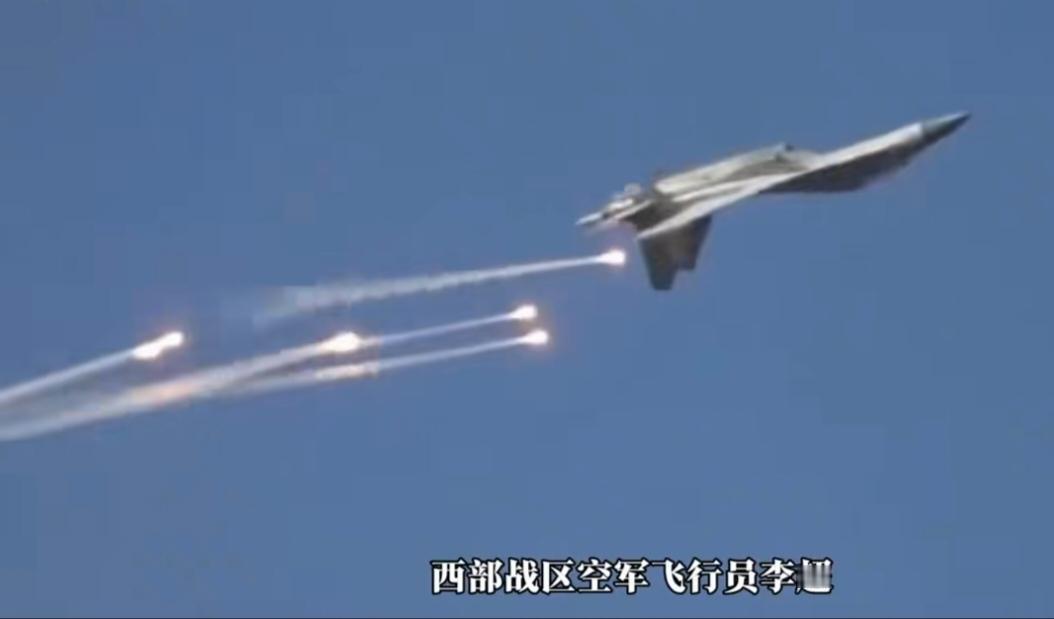 近日，央视公布一架歼-16在沿海区域倒飞并锁定二架他国隐身战机，致该型战机再也没