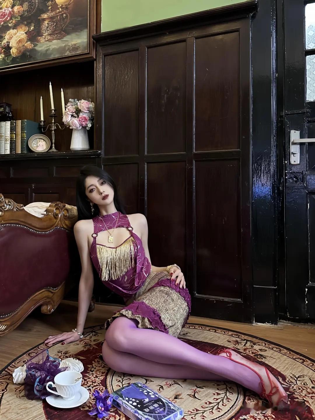枫叶🍁|紫丝旧梦  鎏金紫韵撞色，丝袜裹着复古庄园的风情请问什么样的女人算得上