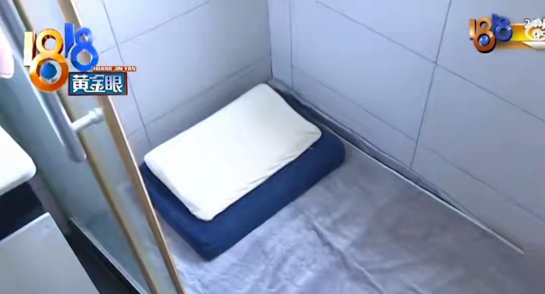 杭州赵先生家住顶楼，电梯机房就在主卧上方，持续发出低频嗡嗡噪音。维修、加隔音棉都