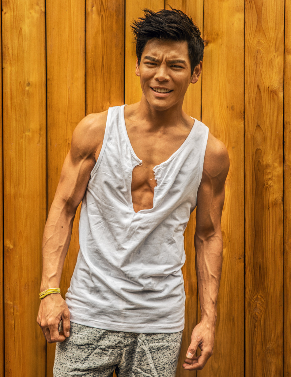 向太曝往事，幼年向佑赴美遭吐痰歧视，9岁向佐凭李连杰所教武术怒而反击，打断对方手