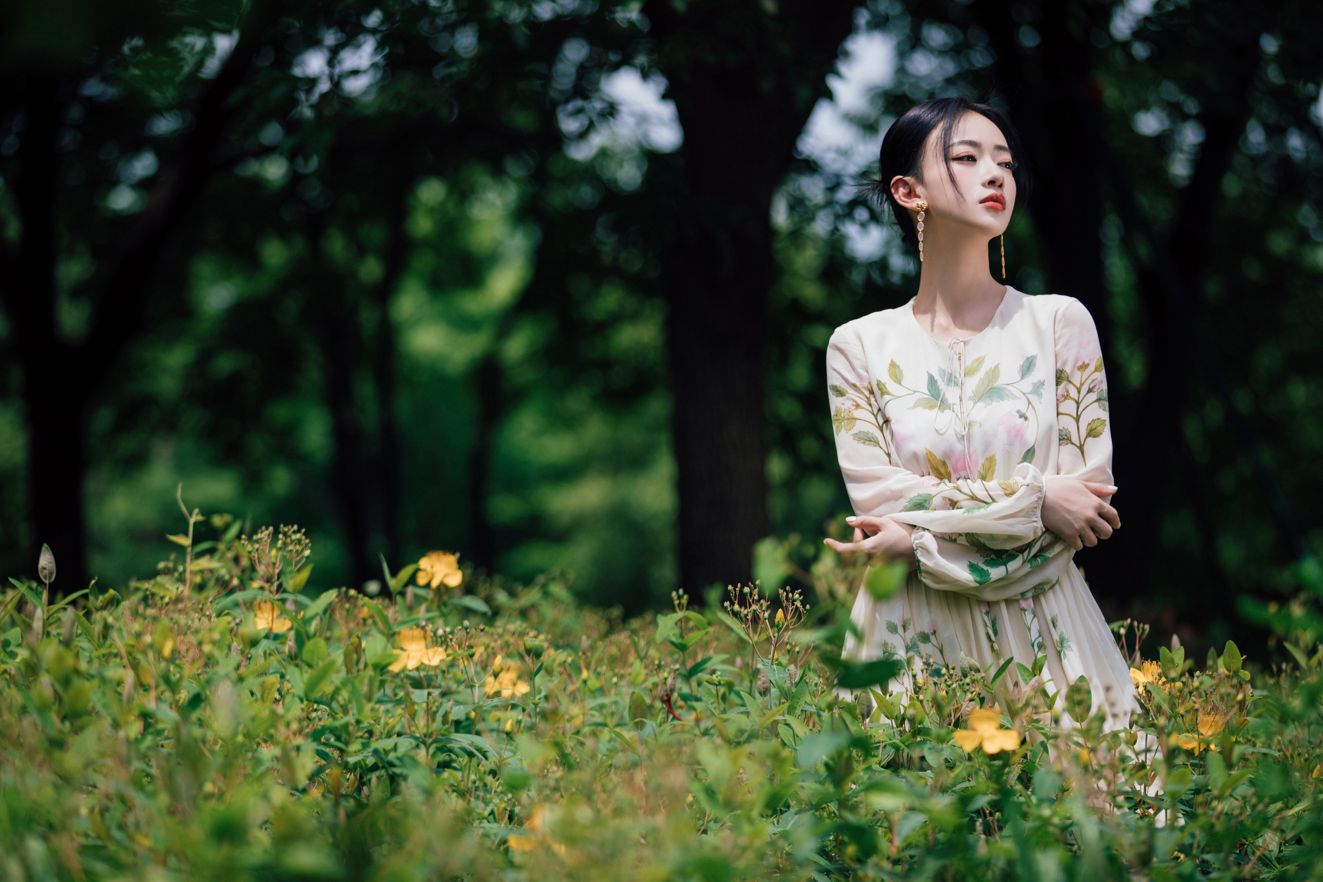 吴谨言活动造型大片~清新的绿色印花连衣裙，优雅知性，魅力四射~[送花花]​​​