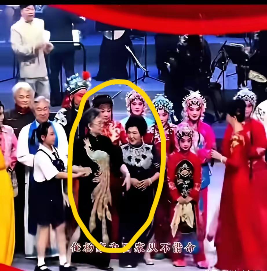 老当益壮会肘击，
大家不用太好奇。
某些争名逐利者，
霸道惯了耍牛逼。
多大年纪
