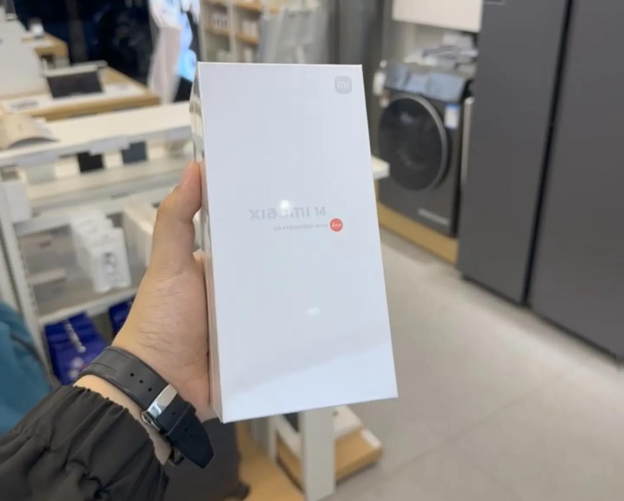 看了小米14的销量，跟风从iPhone 11换了台小米14，用了半个月，最大的一