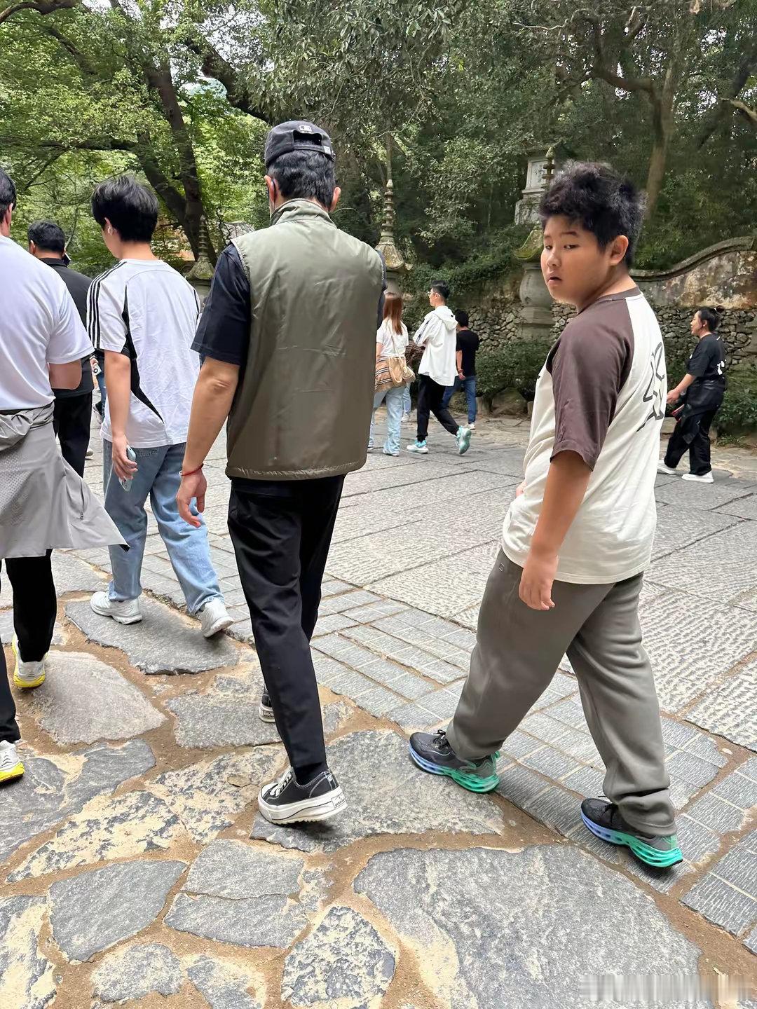 #安吉13岁身高##偶遇沙溢胡可一家出游# 13岁的安吉颜值依然很高，模样看起来