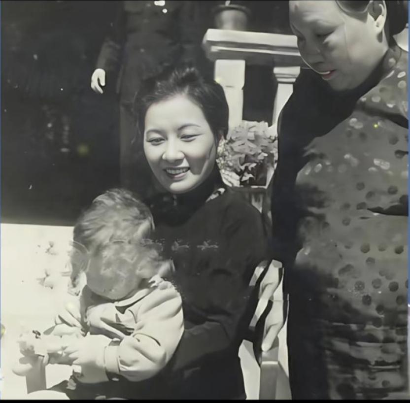 历史老照片分享1937年，宋美龄抱着孙女蒋孝文坐在溪口老宅门口晒太阳，毛福梅站在