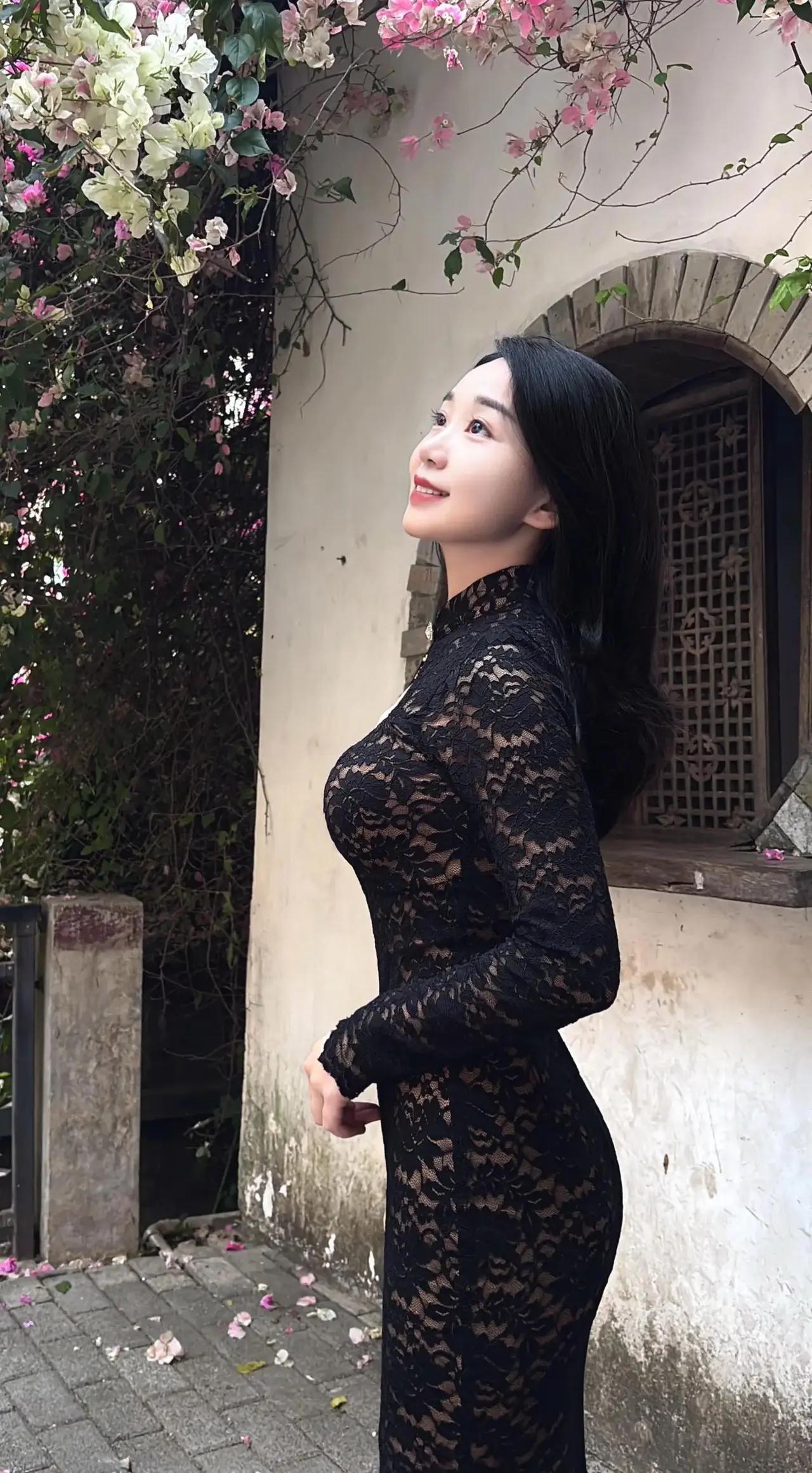 你走过的路皆有灯火，
你吃过的苦皆酿成甜[比心][玫瑰]
平凡日子有星光