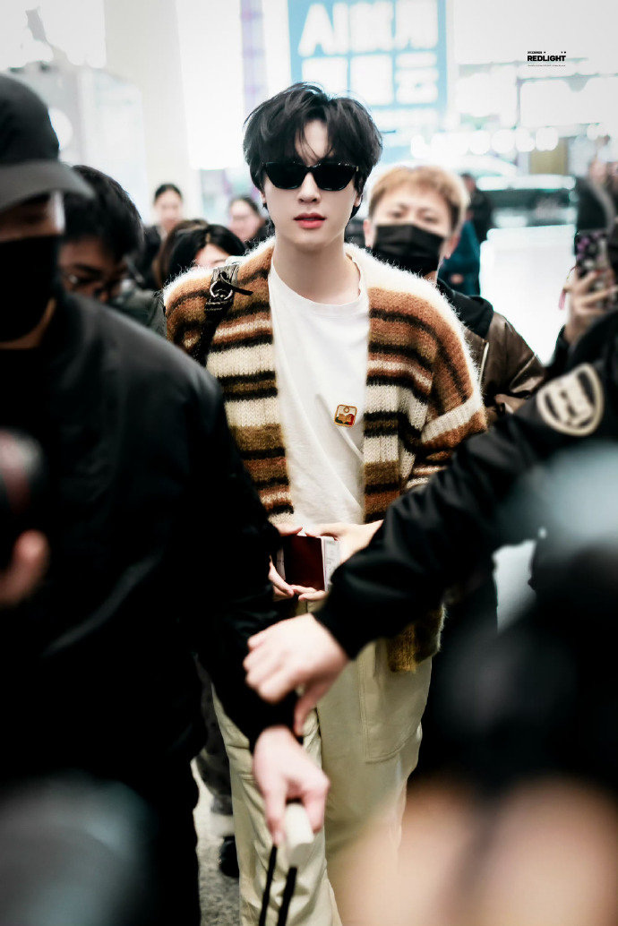 展轩看秀 展轩出发巴黎了 展轩出发巴黎了，展轩看秀即来袭，条纹针织衫搭配白色内搭