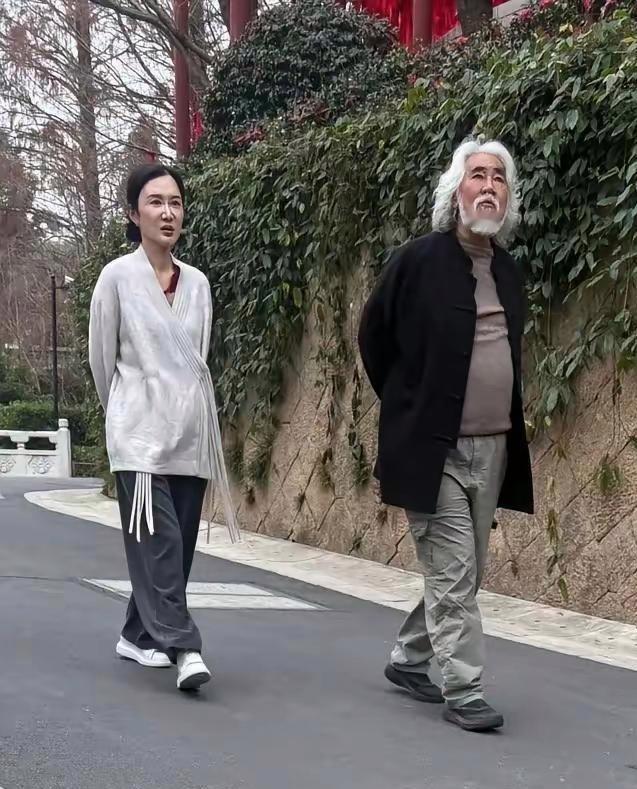 相差31岁的张纪中夫妇在杭州径山寺散步偶遇被拍的照片挺范。

75 岁的张纪中与