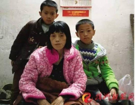 2016年，湖南一单亲妈妈身患癌症，临终前打算将10岁和8岁的儿子托付给亲戚，可