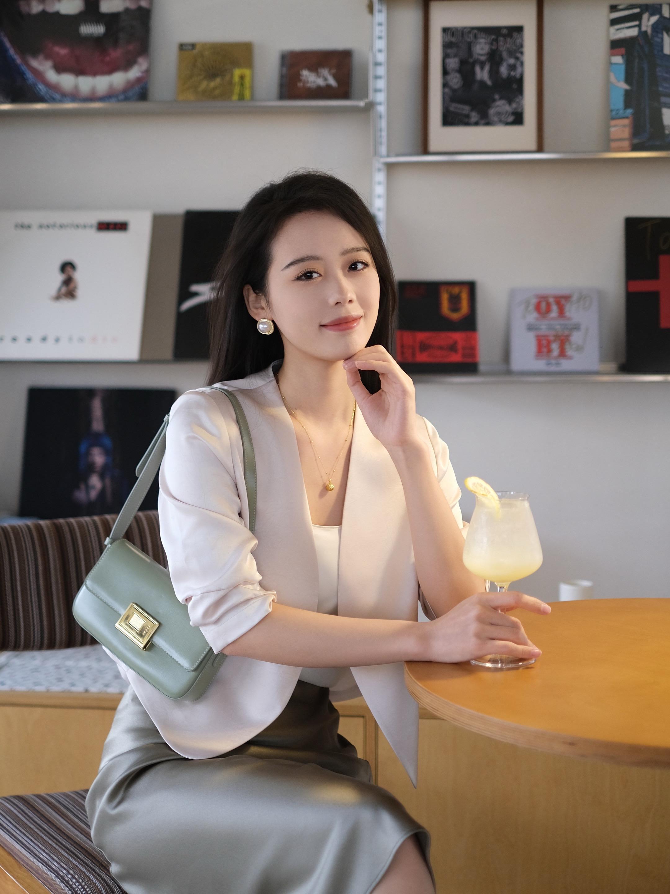 我从不回头看，眼前就是最好。