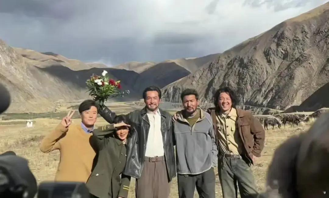 胡歌生命树杀青啦！！很艰难的一部剧，希望能有好成绩～感觉拍了好久 ​​​