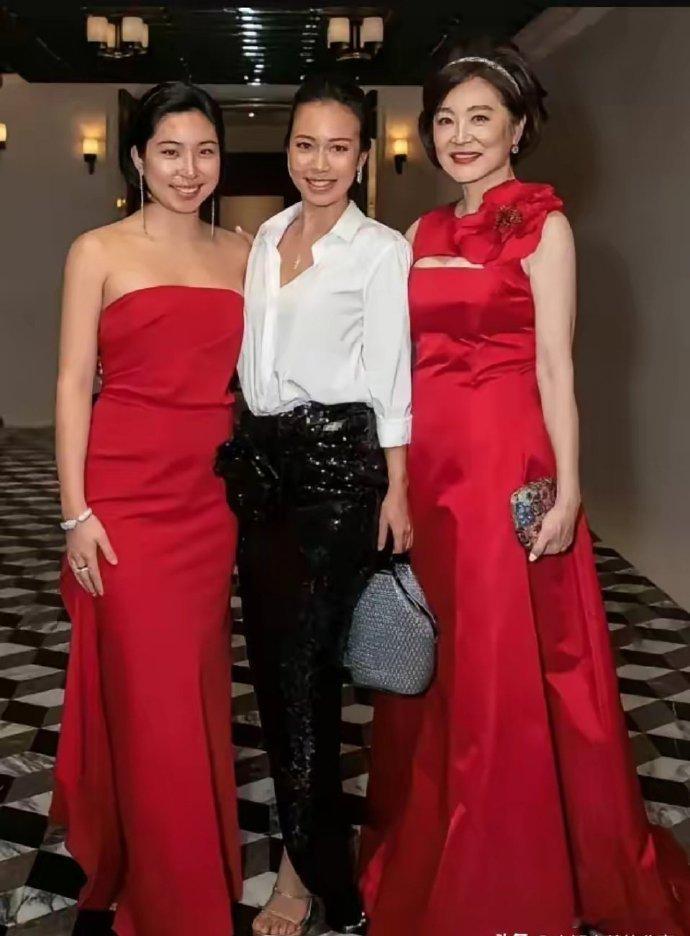 两个女儿皮肤没有妈妈白，身高没有妈妈高，颜值没有妈妈那么出众，和妈妈站在一起同框