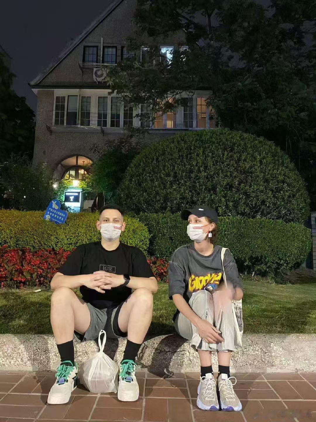 艾热孜巴做抓饭好像夫妻店出摊 看到艾热孜巴在厨房里忙碌的样子，真有夫妻店的感觉，