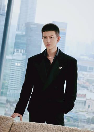 2025微博文化交流之夜·新加坡站上，任嘉伦以“中国文艺界代表”身份登台，在四位