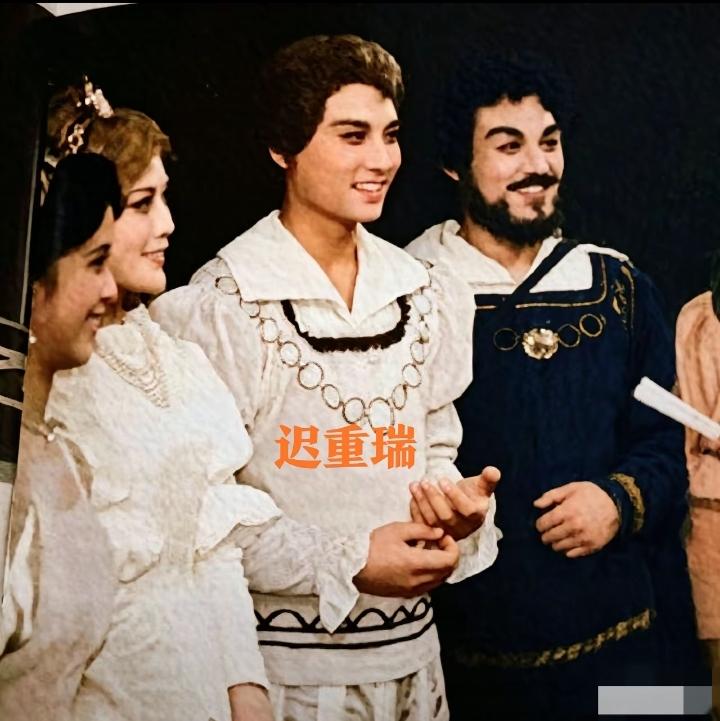 迟重瑞珍贵的旧照，英俊潇洒。
这是1981年10月，他在上海戏剧学院表演系求学期