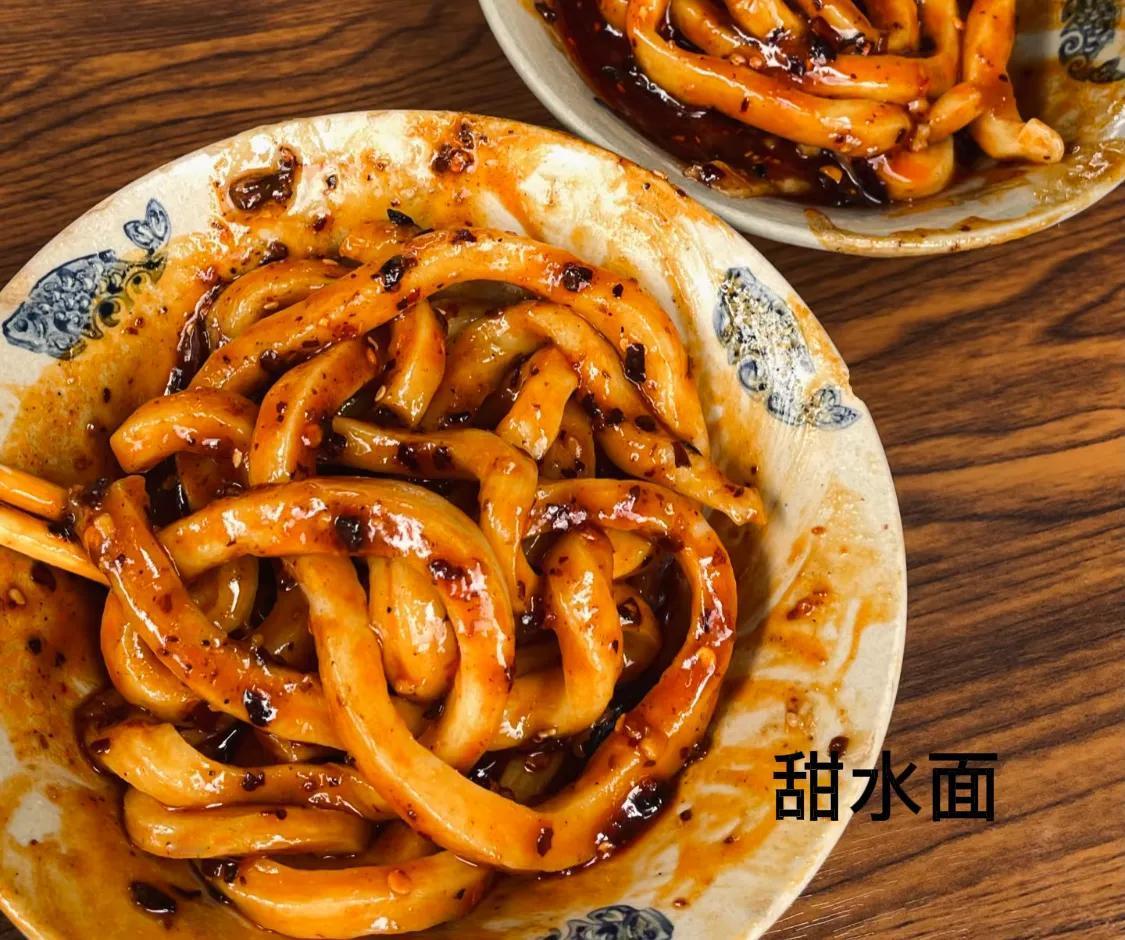 我认为这6种美食应该走出四川，因为味道真的好：
第1:甜水面
第2:凉粉锅盔
第