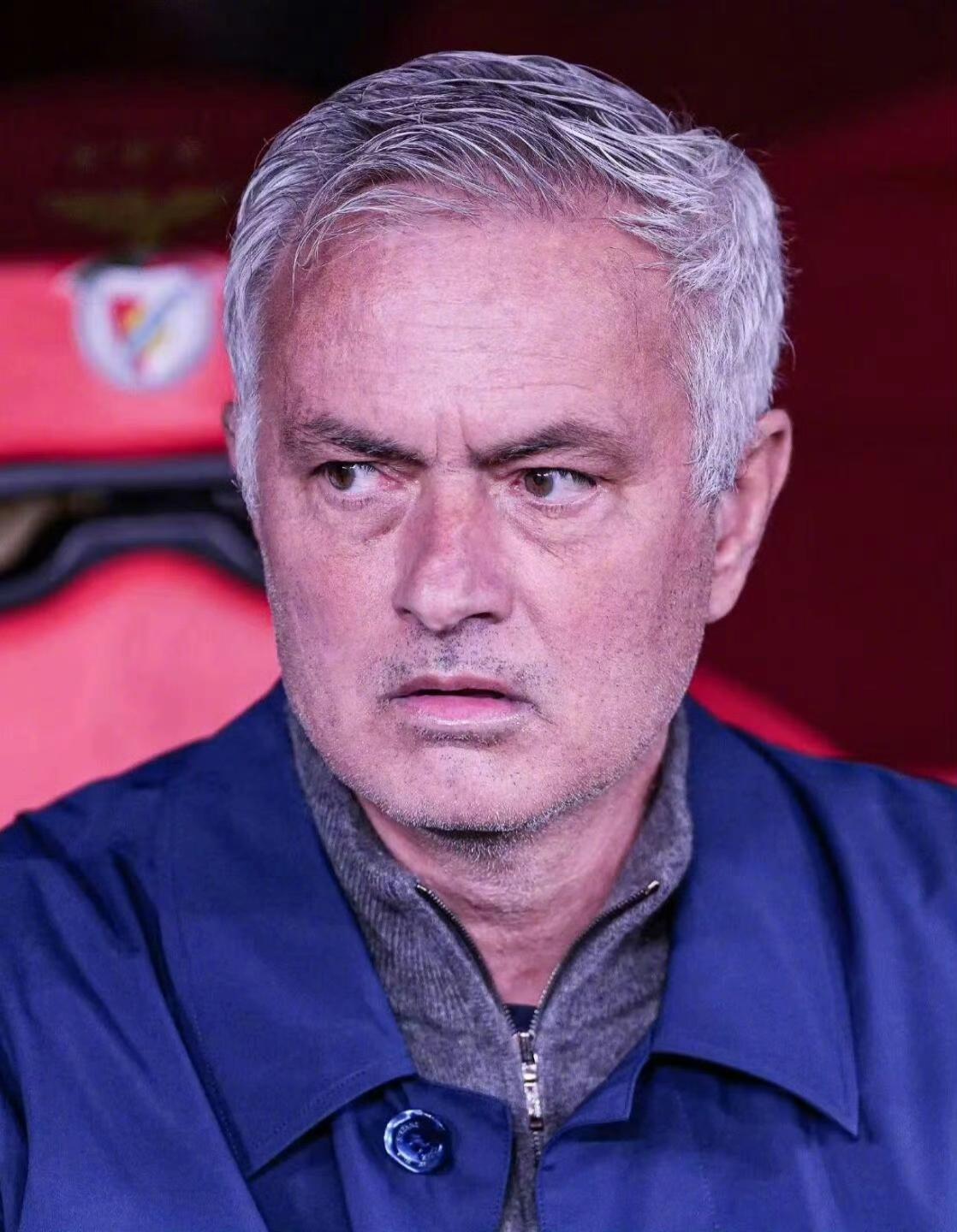 穆里尼奥，永远是特殊的一个！爵爷后面就是穆帅！
在本周三作客皇马比赛的前后，穆里