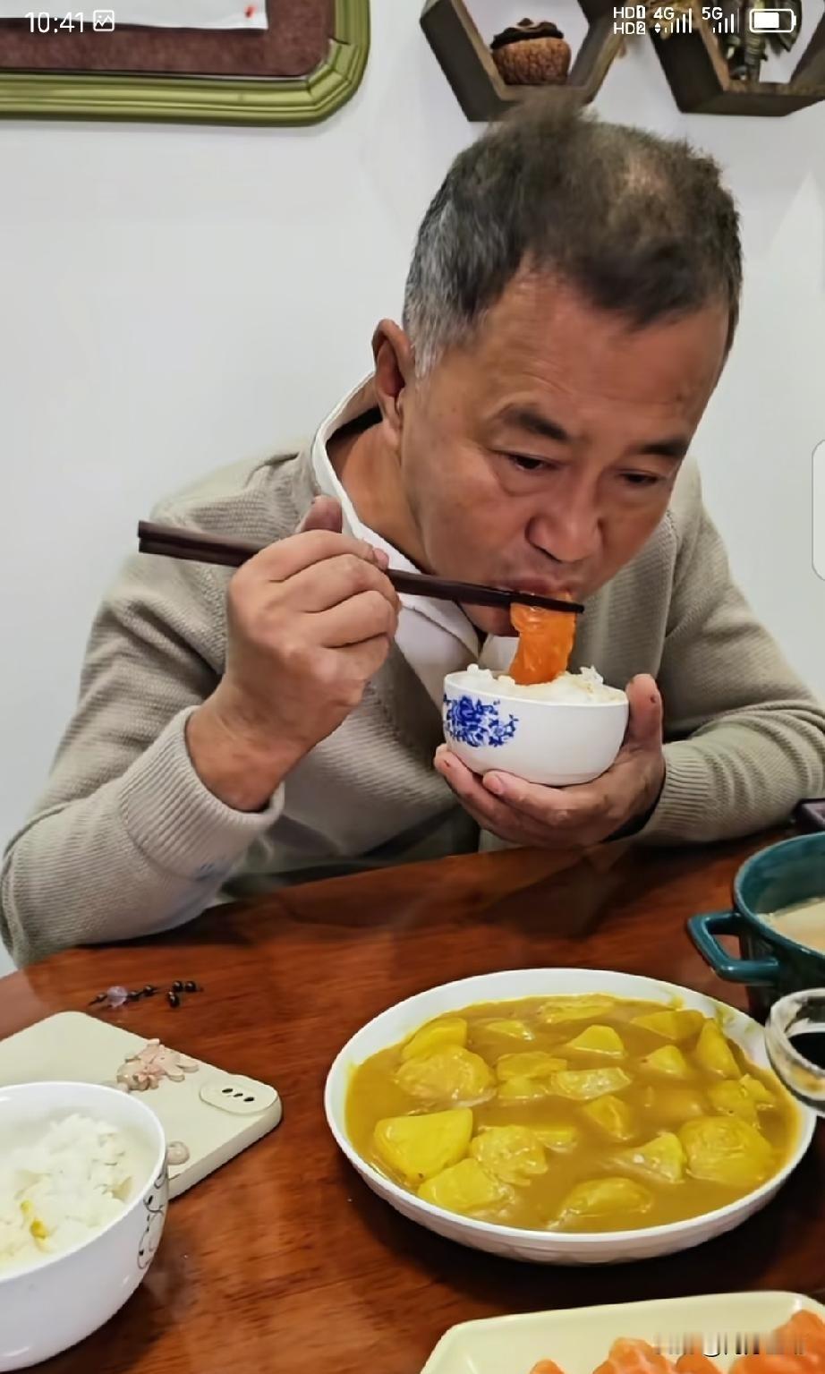 真没想到，流浪大师沈巍竟特别爱吃三文鱼和芥末，吃得鼻尖冒汗、两眼放光。旁边的师娘