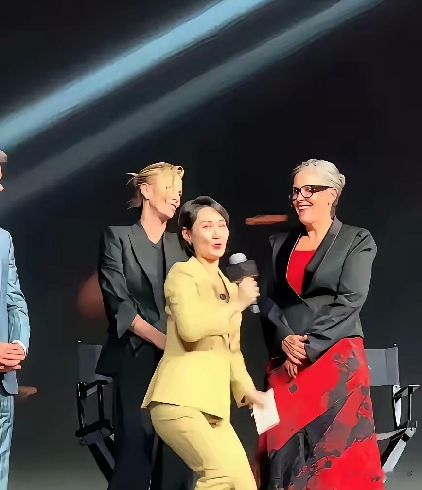 我不知道什么叫不卑不亢平等对话，这位主持人的站姿，让不少人难以接受，对待外国人，