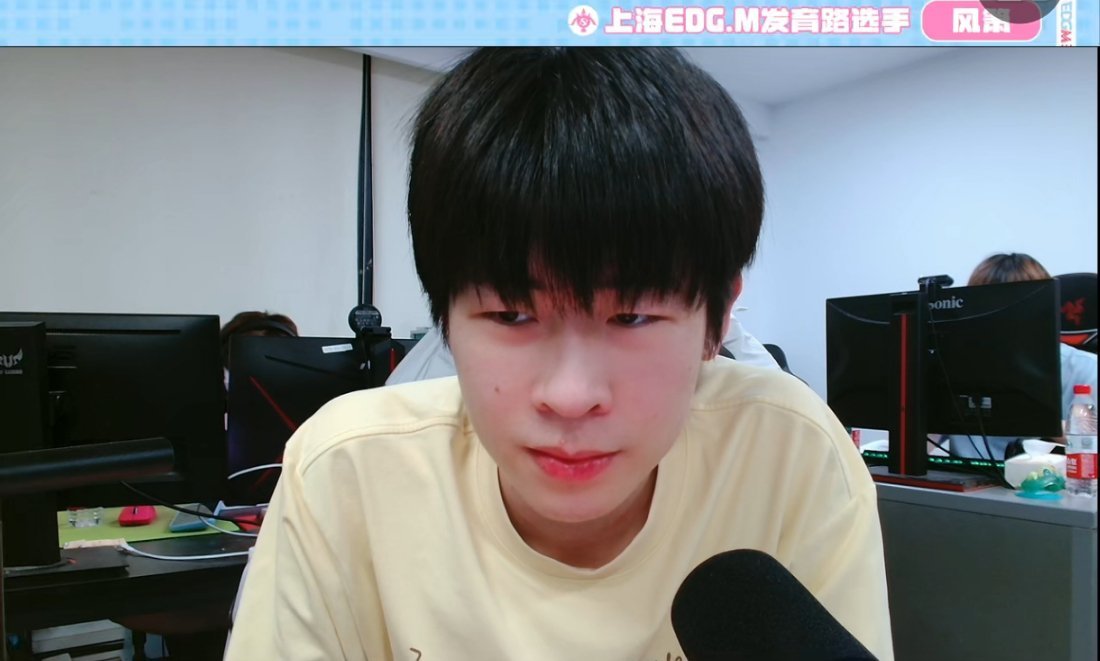 玩完回来打开直播就看见这么一张猪脸 真是想掐屎这个baby 