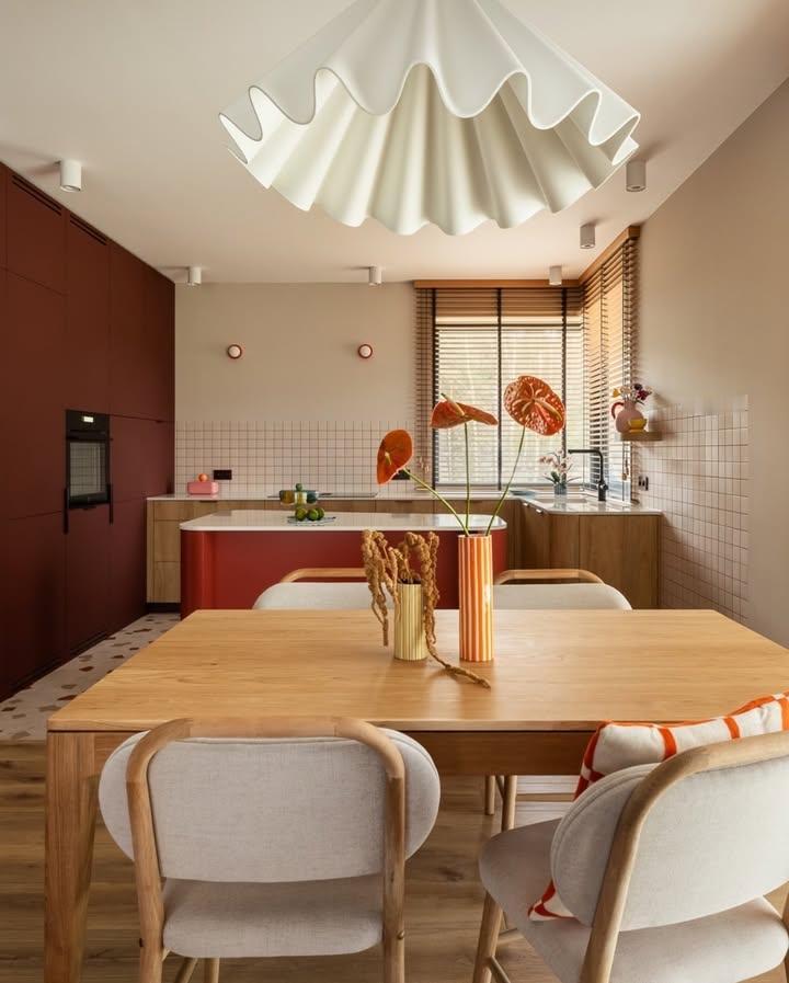 华沙住宅的“纯粹感”，色彩+原木+大窗现代风格家居色彩应该如何搭配? 装修