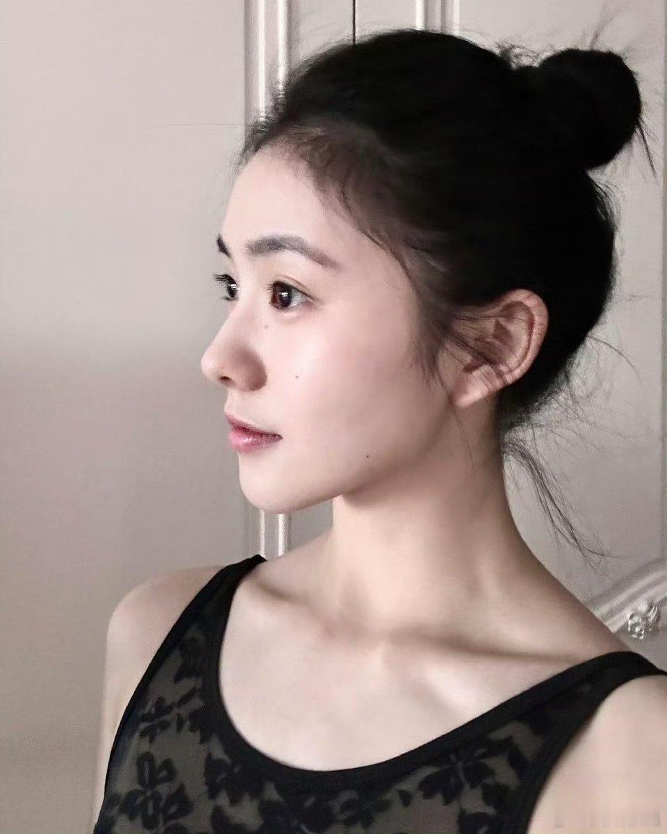 刘浩存我想象中扎丸子头的样子谁懂啊！！这个后脑勺也太圆太饱满了吧！！本扁头星人真