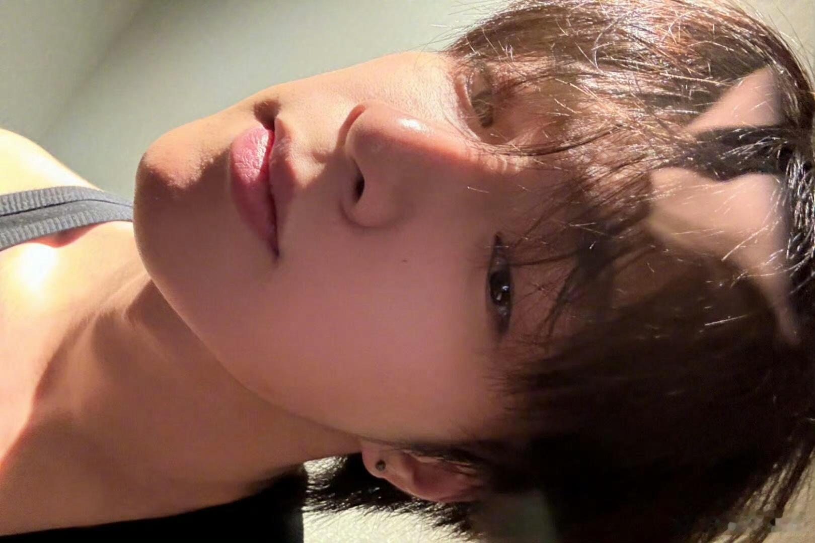 刘耀文素颜太权威了高会更新的素颜自拍也太帅了！慵懒碎发下的眼神清澈又撩人，素颜状