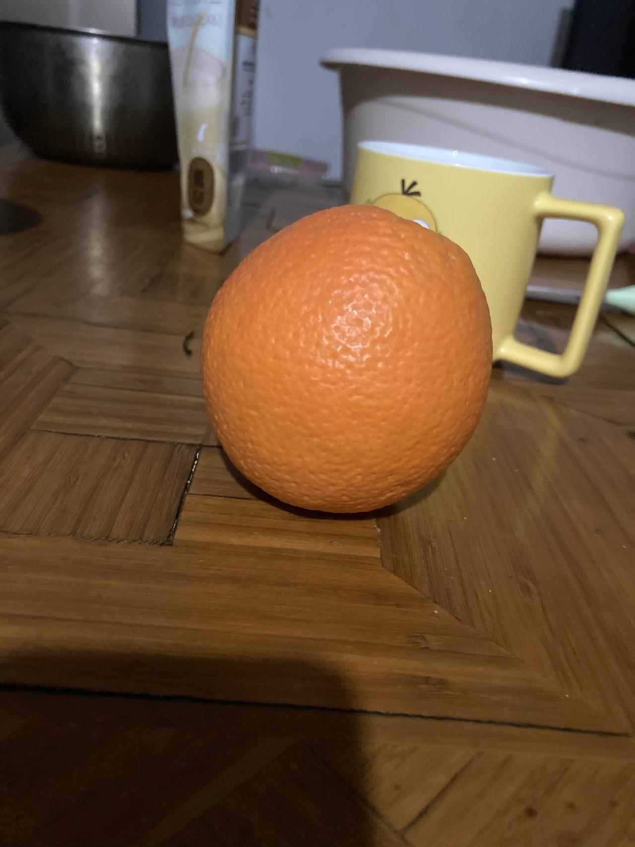 抖音买的伦晚脐橙到了几天了，这么多天我才吃了一个，六块钱一斤，确实新鲜，树上刚摘