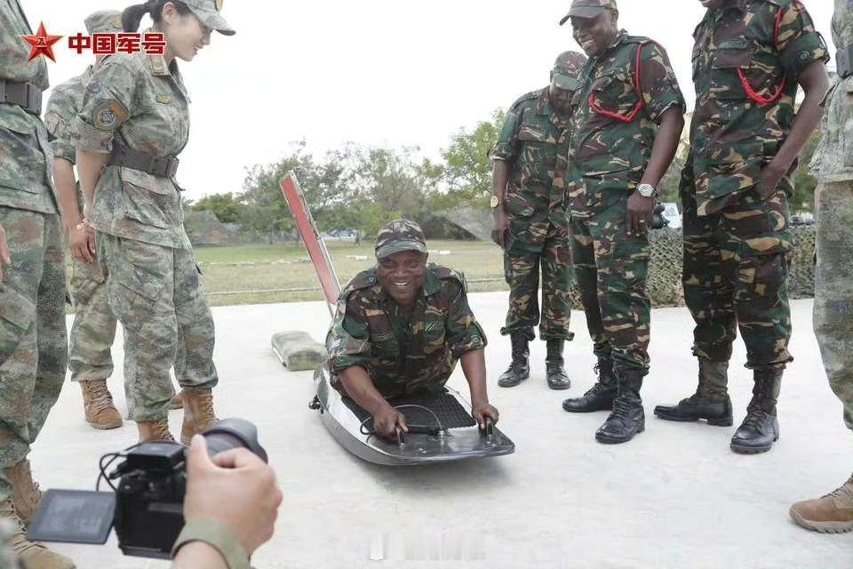 坦桑尼亚“和平团结-2024”联合演习中的坦桑尼亚士兵体验单兵水上助推器 ​​​