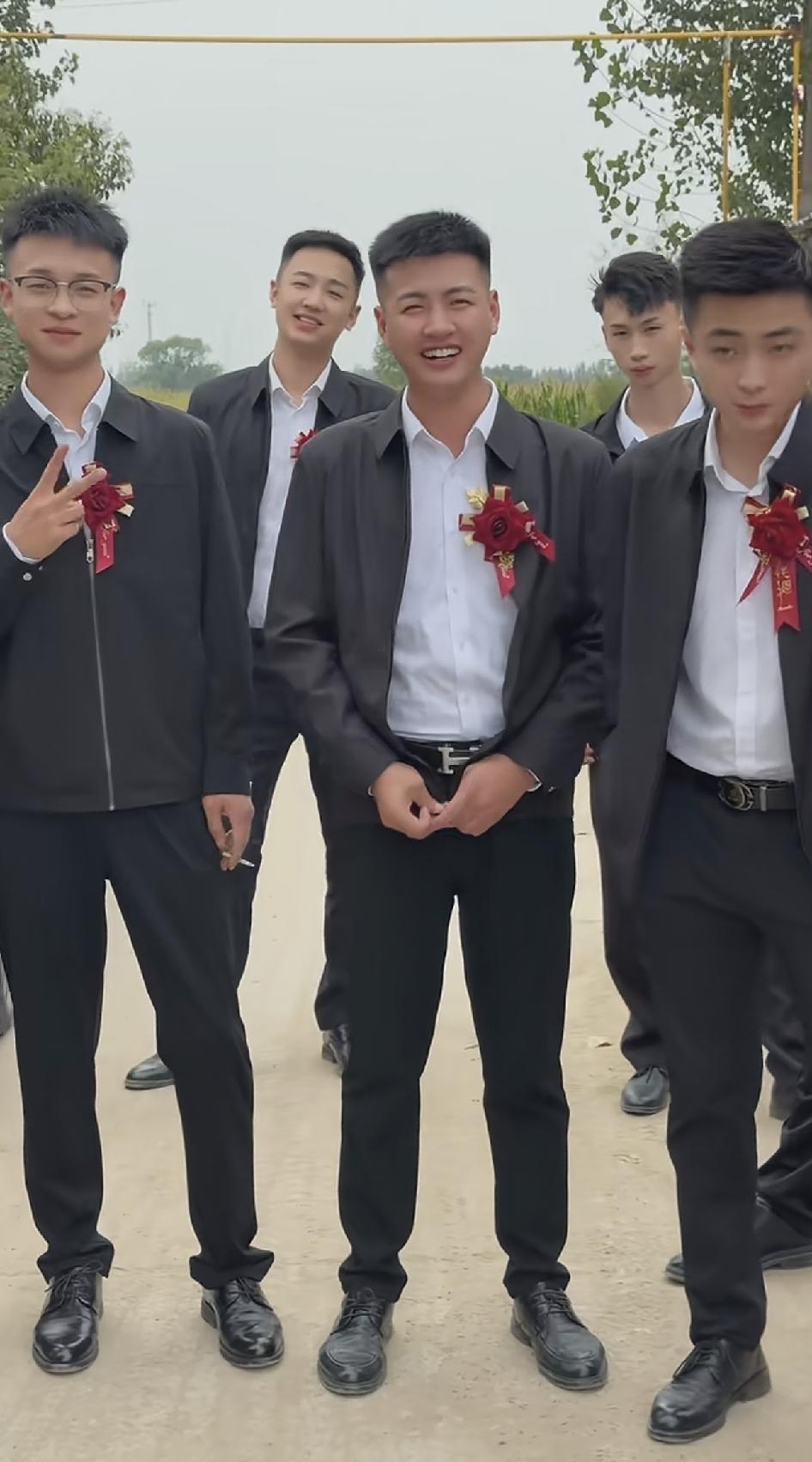 新郎该有多帅呀才敢找那么多位帅气的伴郎。如果你是新郎你会找一个比你帅的还是比你丑