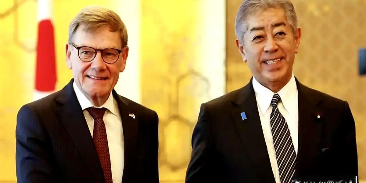德国外长贝尔伯克刚在G7外长会上拿“中国援俄”说事，日本众议员铃木宪和隔天就补刀