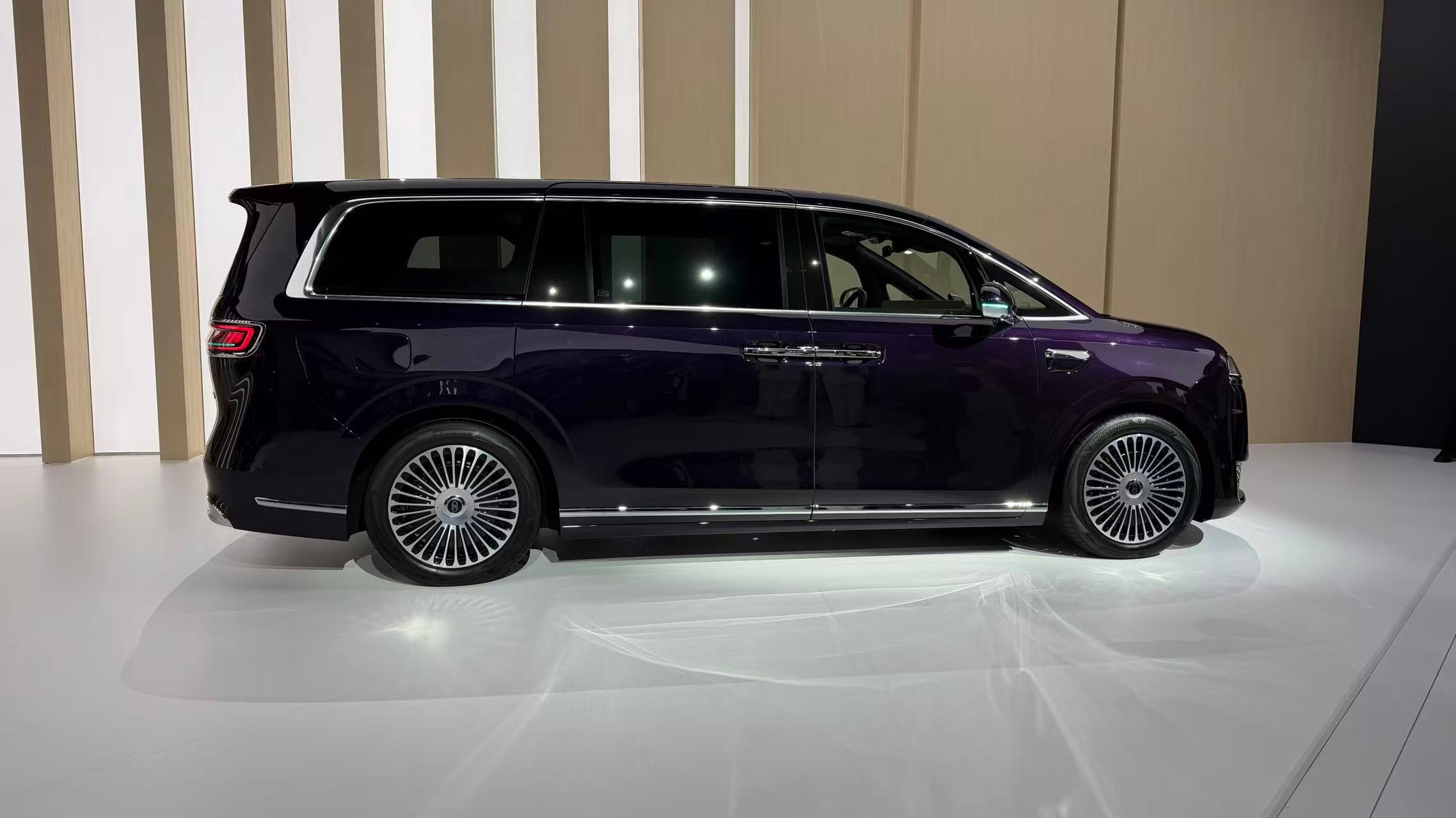 在华为发布会前线给大家带来最新消息！首先作为猎装控最吸引我的就是猎装版的尚界Z7