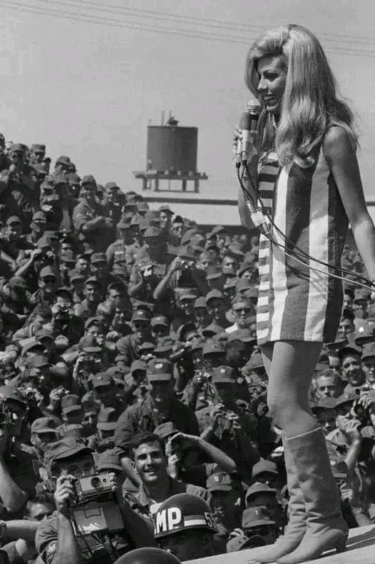 #美军在越南# Nancy Sinatra慰问演出，美国陆军第一步兵师，1967
