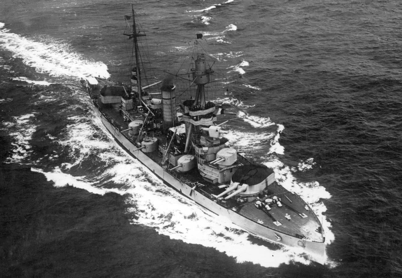 1930年，瑞典海军“维多利亚女王”号岸防舰在炮击训练中展现出惊人火力——四门2