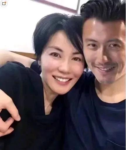 据港媒报道，王菲和谢霆锋已经宣布结束了长达十年的感情关系，双方选择了和平分手，没