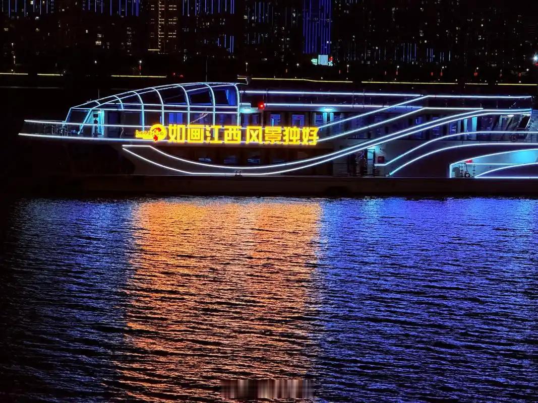 南昌把绿灯变成一本书：全民阅读，不该只是一阵风📷配图建议：1. 滕王阁旁书本形