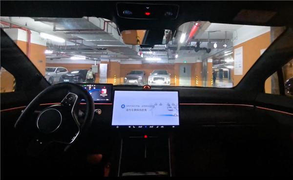 华为这技术真的牛啊！
刚刚看了华为智界S7无人泊车的视频，在无人驾驶的状态下，智