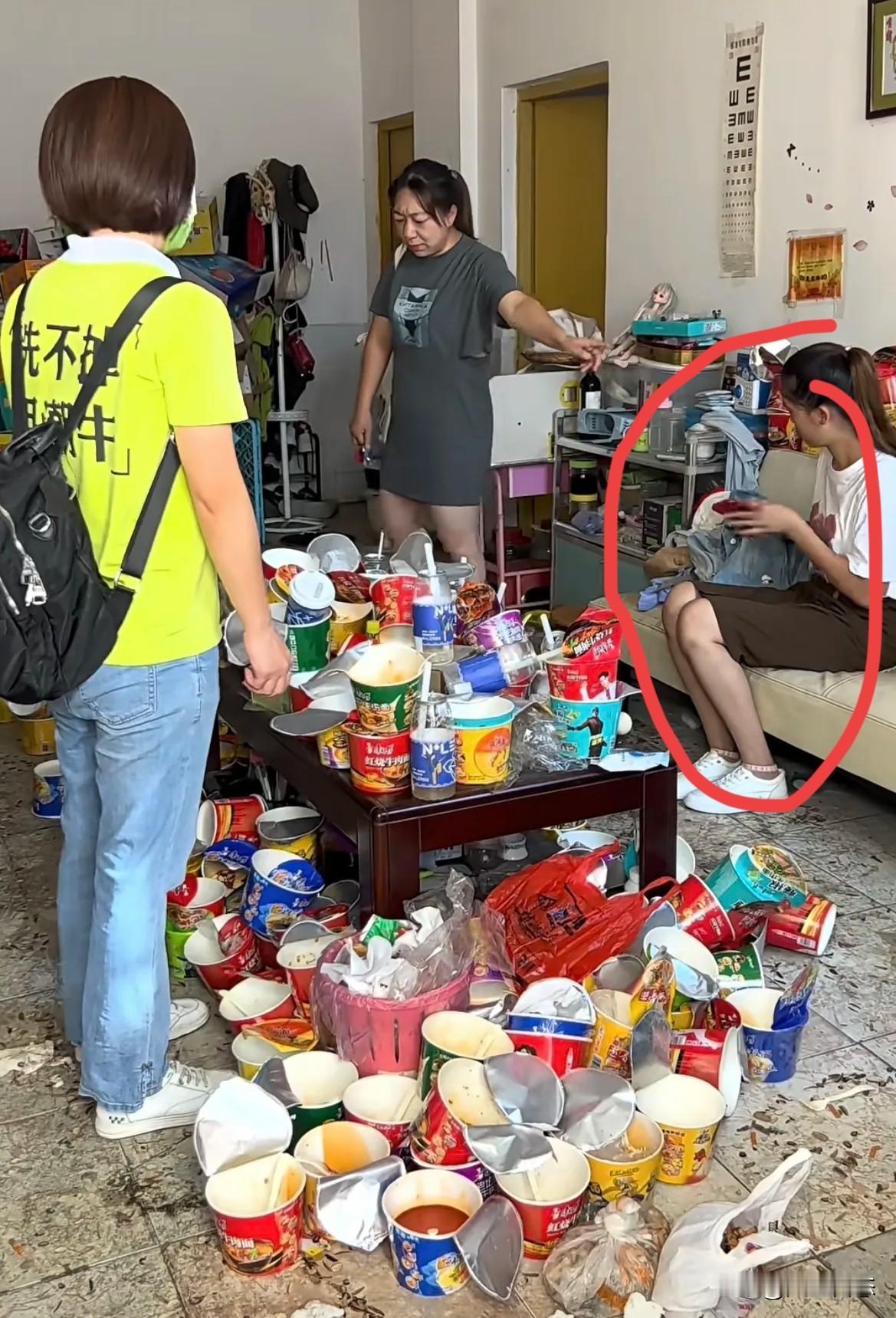 16岁少女独居26天，家成“垃圾场”，是孩子太懒，还是父母包办太多了？

母亲出