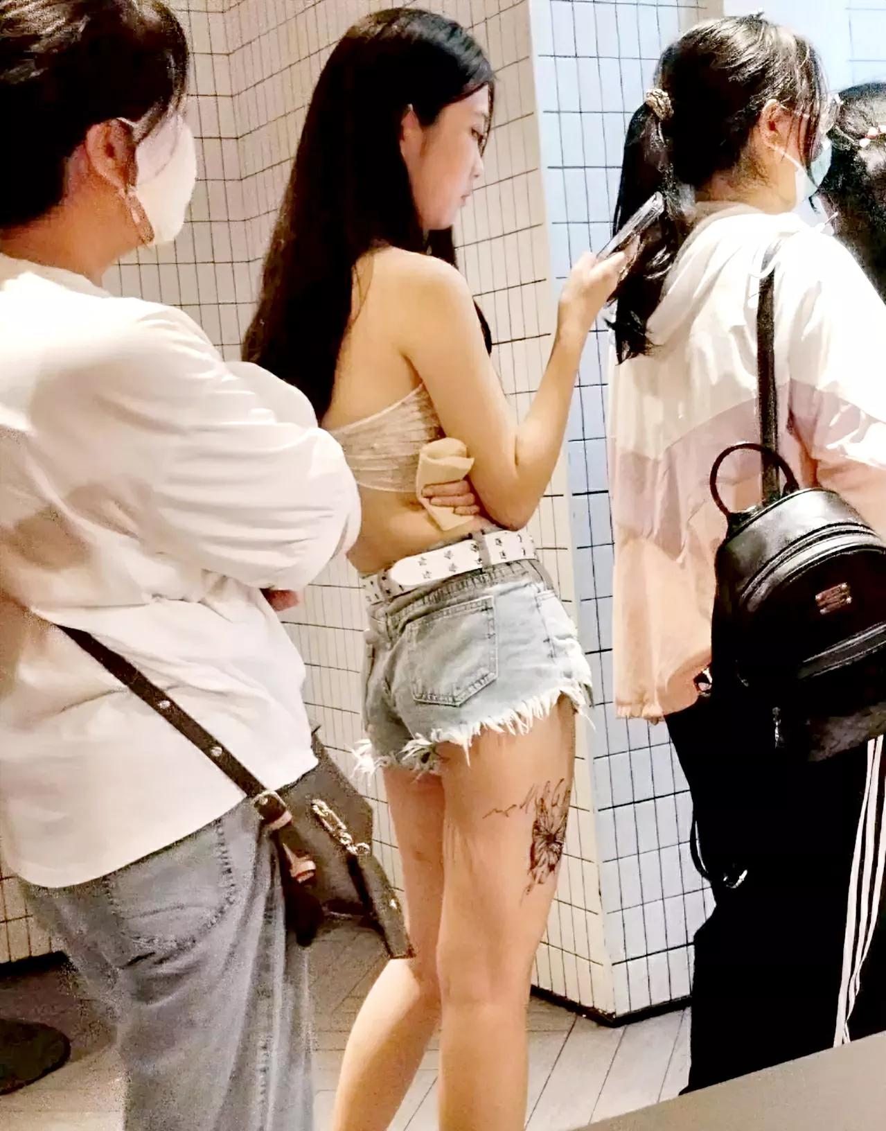 排队的时候碰到一个小姐姐，穿的好清凉