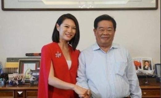 1971年曹德旺在工地食堂当炊事员时遇到女人偷东西被抓住后说出那句话。他面临是否