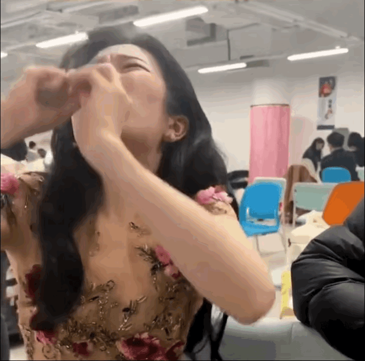 李兰迪喝藿香正气水明明很难喝，还是要补一口这个，很中国[哈哈][哈哈]李兰迪 ​