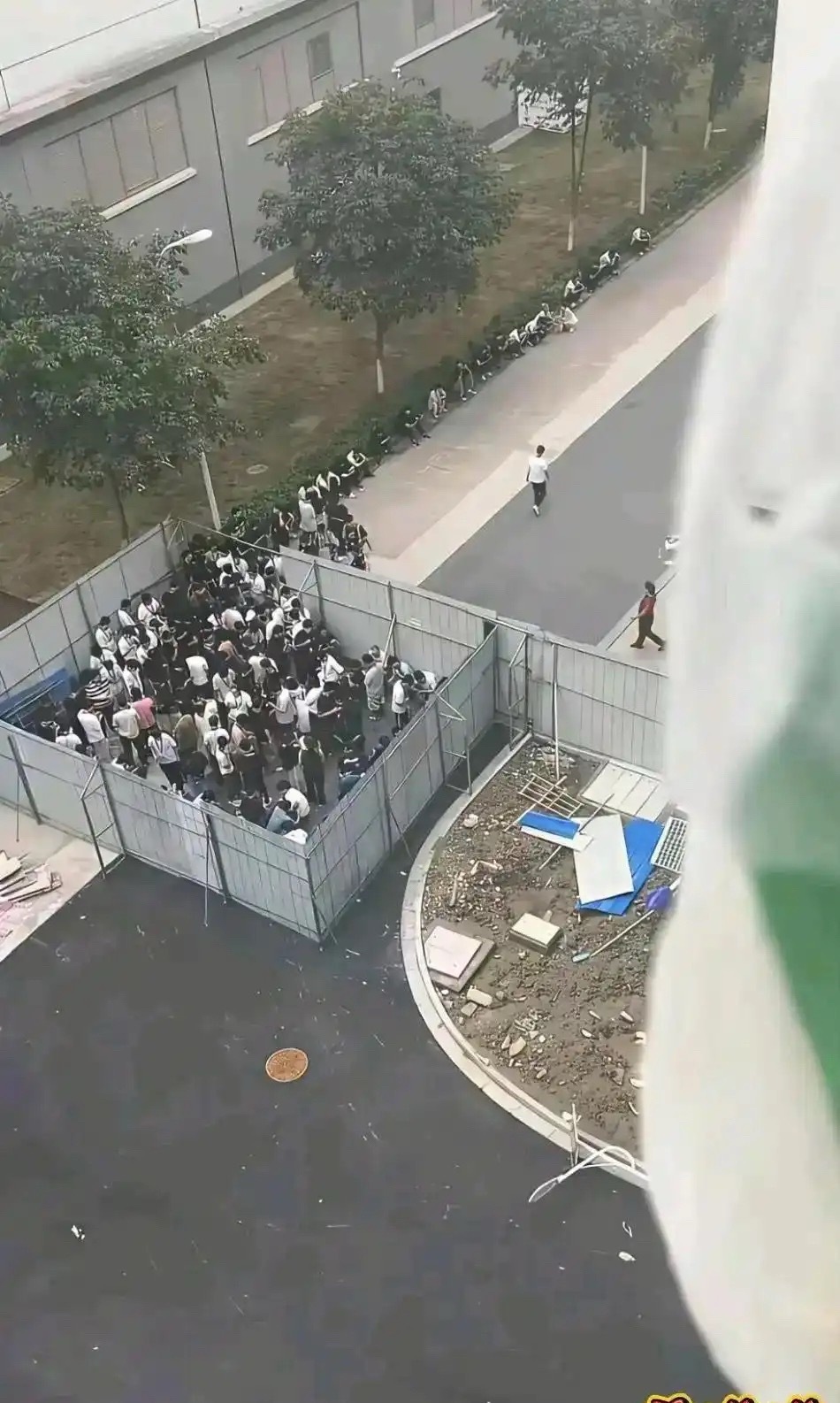 工厂的吸烟区，是不是有点侮辱人了？ 