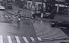 事情可能不是你看到的这么简单。
一个女子手里打着伞，怀里还抱着一个孩子，在她过马