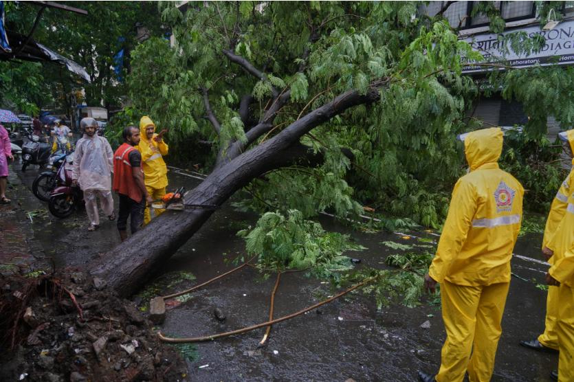 孟买一周暴雨致 10 人遇难，三层民房坍塌含 5 名儿童，机场停飞红色警报拉响