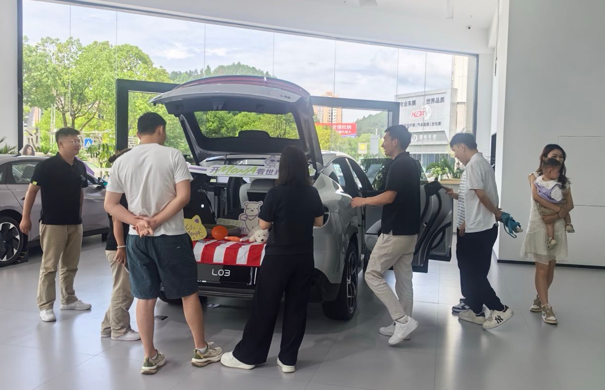 小鹏MONA L03正式开启预售：14.38万元起实车现在已经到店，看图片就知道