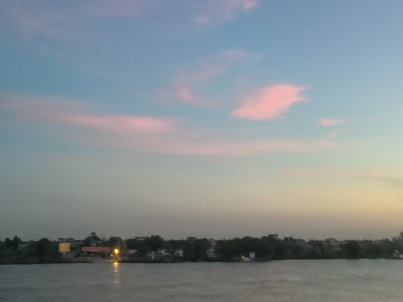 清晨上田家庵大坝看淮河，人们还在鼾睡，霞光却已把淮河装点的美不胜收啦。