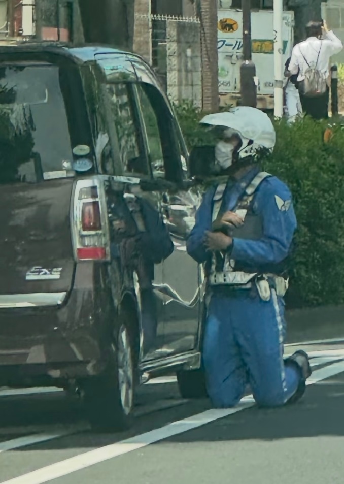 这开车的是驻日美军吧是要饭呢还是开罚单呢？？ 